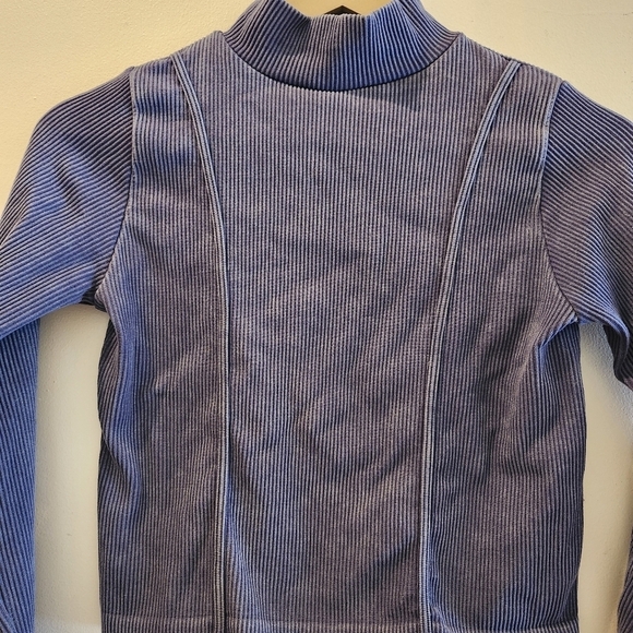 Hunter and Brown, Long Sleeved, "Denim Look," Turtle Neck, Crop Top Size Medium - Picture 3 of 12